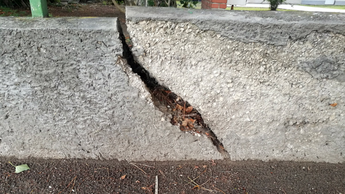 Vasalatlan kerítés lábazat