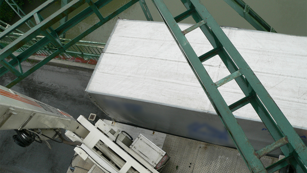 Beszorult teherautó