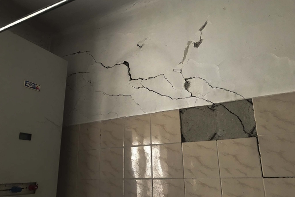 Főfal repedés belülről - alapozás süllyedés