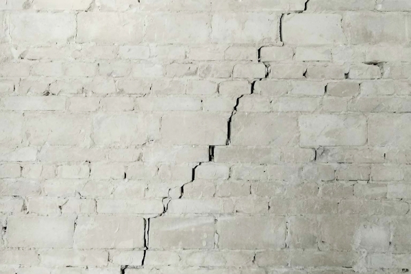 Főfal repedés - alapozás süllyedés